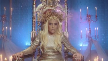 Güzel, genç, seksi kadın, uzun altın saçlı bir prenses.