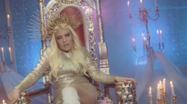 Güzel, genç, seksi kadın, uzun altın saçlı bir prenses.