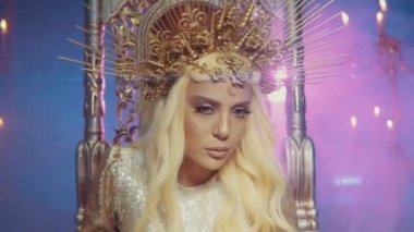 Güzel, genç, seksi kadın, uzun altın saçlı bir prenses.