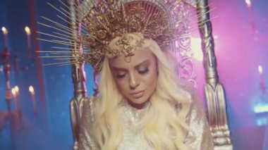 Güzel, genç, seksi kadın, uzun altın saçlı bir prenses.