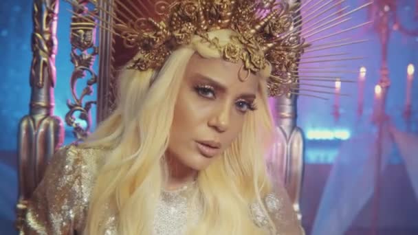 Schöne junge, sexy Frau, eine Prinzessin mit langen goldenen Haaren Modell — Stockvideo