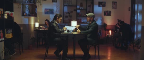 Pranzo di lavoro. Due giovani uomini d'affari di successo discutono idee nel caffè — Video Stock