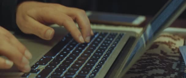 Mãos de homem digitando em um teclado de computador — Vídeo de Stock