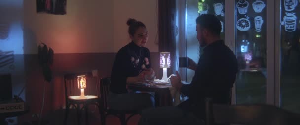 Jeune couple parler et boire du café dans le café — Video