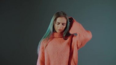 Moda Modeli hüzünle ağlayan kameraya bakar