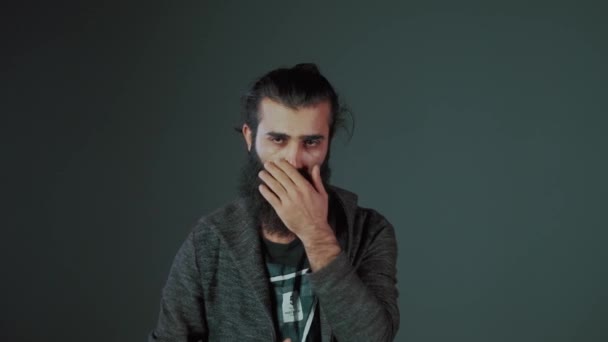 Portret brodaty wiek mężczyzna pozowanie patrząc w aparat — Wideo stockowe