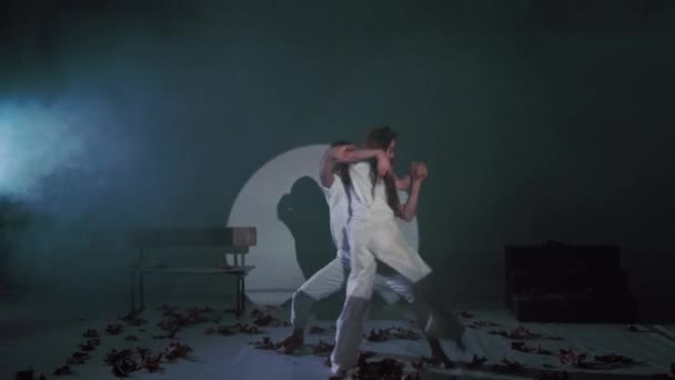 Mladý pár model v lásce taneční páry drží listy — Stock video