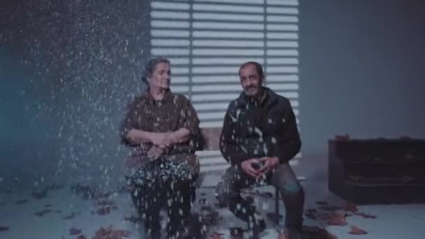 Vuxen man och kvinna som sitter i en bänk och snöar — Stockvideo