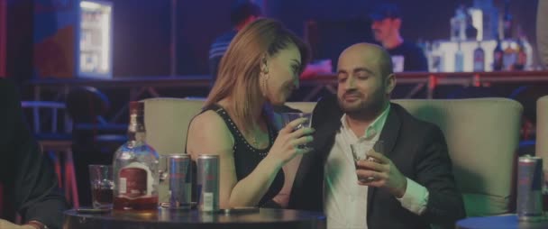Pareja amorosa beber whisky en un club nocturno — Vídeo de stock