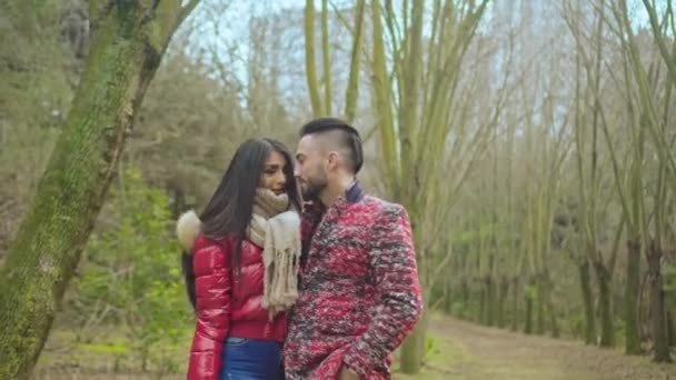 Um casal feliz no amor caminha no parque e abraçando casal romântico ao ar livre — Vídeo de Stock