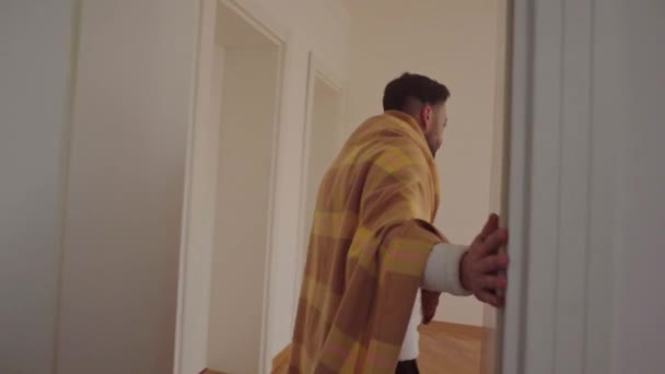 Самотній чоловік ходить по коридору вдома — стокове відео