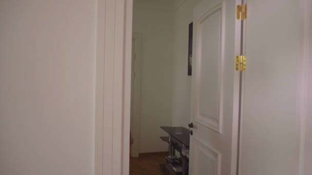 Samotny mężczyzna idzie korytarzem w domu — Wideo stockowe