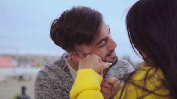 Jeune couple amoureux debout et tendrement câlins sur le balcon — Video