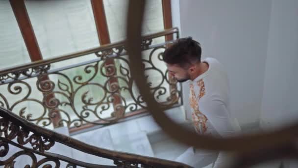 Smutný chlap vyleze po schodech domu — Stock video
