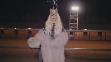 Güzel genç, seksi kadın, uzun saçlı bir prenses.