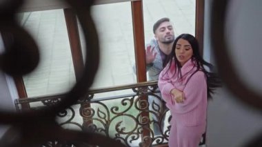 Birbirini seven çiftler şakalaşıyor ve pencereden gülüyorlar.