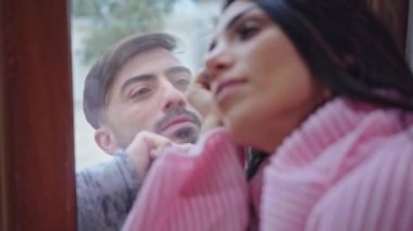 Birbirini seven çiftler şakalaşıyor ve pencereden gülüyorlar.