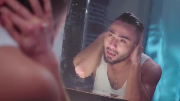 De man kijkt droevig in de spiegel — Stockvideo