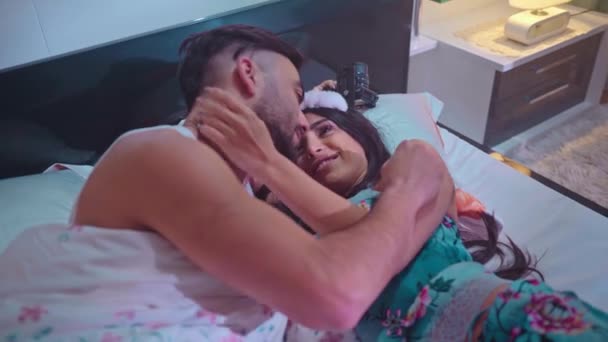 Couple heureux s'amuser au lit - Jeunes amoureux romantiques moments intimes - Concept de relation intime et amoureuse — Video