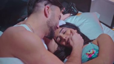 Mutlu çift yatakta eğleniyor - genç romantik aşıklar mahremiyet anları - yakınlık ve aşk ilişkisi kavramı