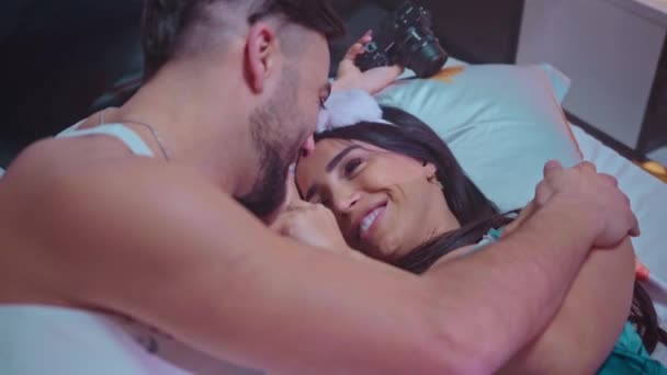 Casal feliz se divertindo na cama - Jovens amantes românticos momentos íntimos - Intimidade e amor conceito de relacionamento — Vídeo de Stock