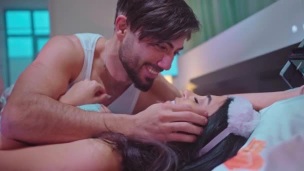 Pareja feliz divirtiéndose en la cama - Jóvenes amantes románticos momentos íntimos - Concepto de relación de intimidad y amor — Vídeo de stock