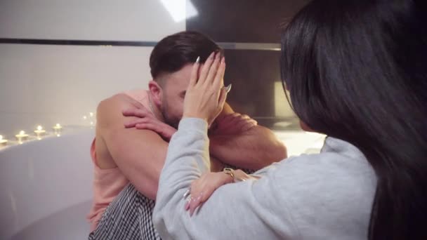 Gelukkig jong paar in liefde in de badkamer strelt het gezicht van een man — Stockvideo