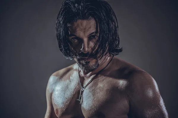Genç bir adamın seksi kaslı vücut modeli portresi .