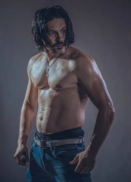 Genç bir adamın seksi kaslı vücut modeli portresi .