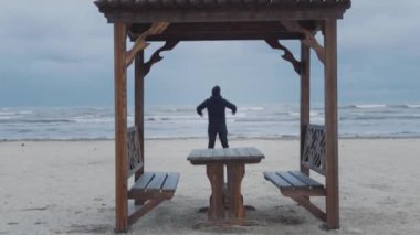 Sahilde bir adam daireler çiziyor