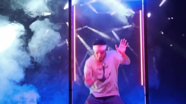 Moderne Tänzerin tanzt in Neonlicht — Stockvideo