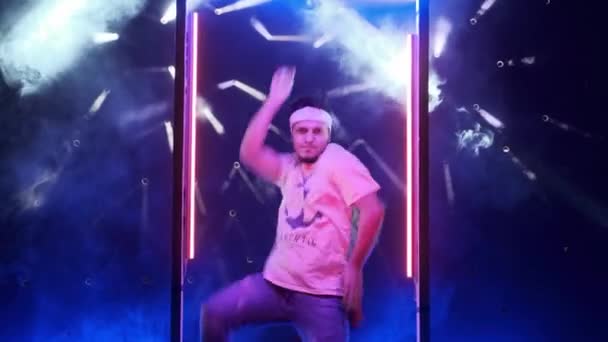 Moderne danser dansen in neon leds licht — Stockvideo