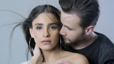 Aşk Çifti 'nin mahrem anı, stüdyo kısa, adam kıza arkadan sarılıyor.