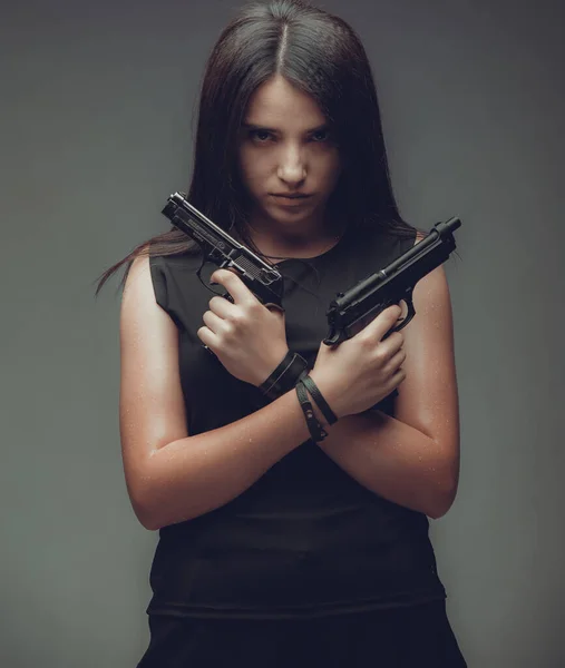 Skjuten Sexig Militär Kvinna Poserar Med Vapen — Stockfoto