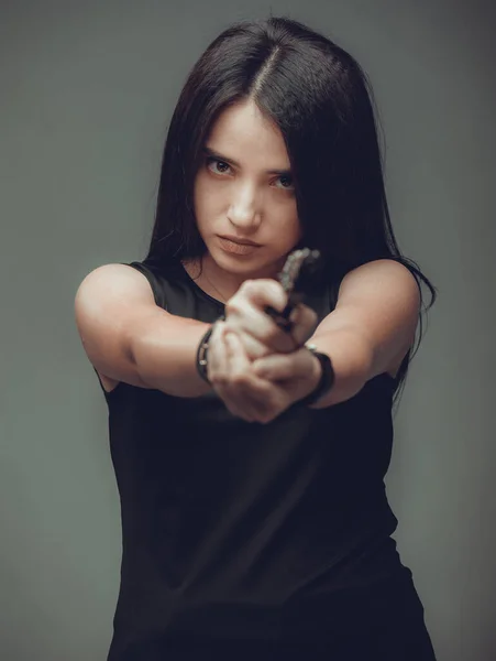 Silahlı seksi bir askeri kadının fotoğrafı.,