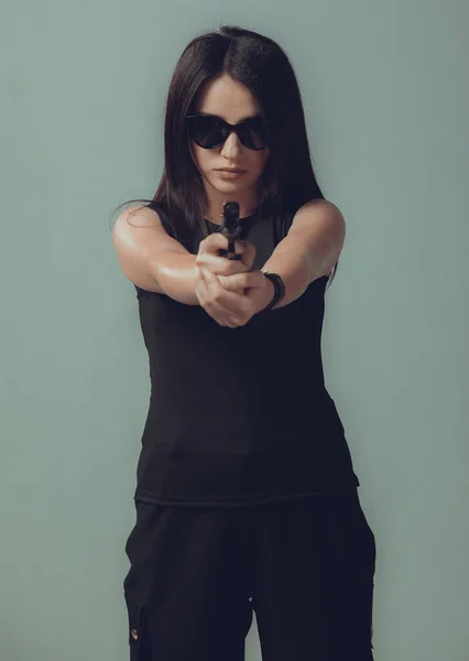 Silahlı Gözlerinde Siyah Gözlüklerle Seksi Bir Askeri Kadının Fotoğrafı — Stok fotoğraf
