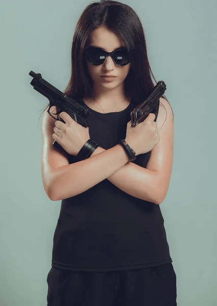 Постріл Сексуальної Військової Жінки Позує Зброєю Чорні Окуляри Очах — стокове фото