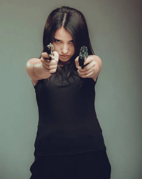 Silahlı seksi bir askeri kadının fotoğrafı.,