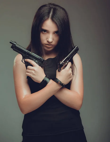 Постріл Сексуальної Військової Жінки Позує Зброєю — стокове фото