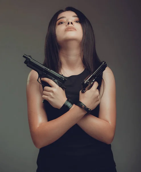 Tiros Uma Mulher Militar Sexy Posando Com Armas — Fotografia de Stock