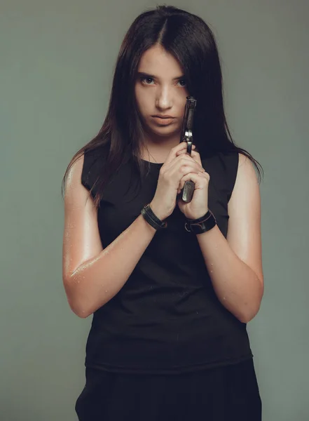 Silahlı seksi bir askeri kadının fotoğrafı.,