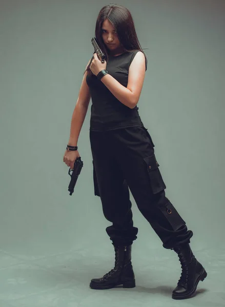 Skjuten Sexig Militär Kvinna Poserar Med Vapen — Stockfoto