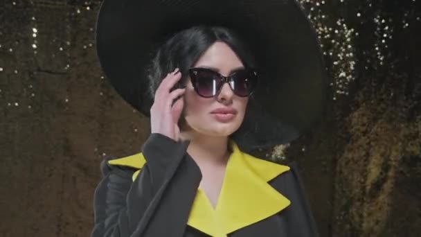Schöne elegante Girle Model mit Hut nimmt Brille aus ihren Augen lacht Blicke in die Kamera — Stockvideo