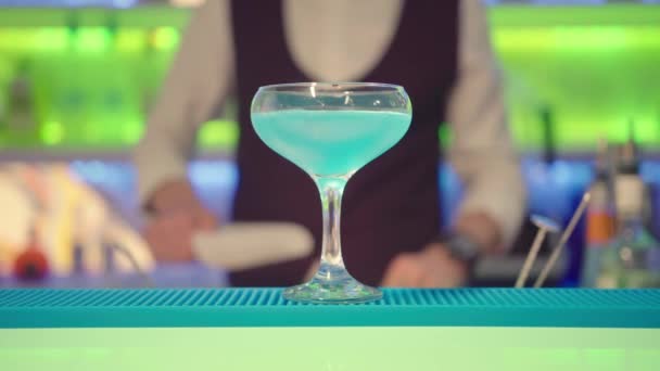 Бармен положил лед в коктейль в стакан. — стоковое видео
