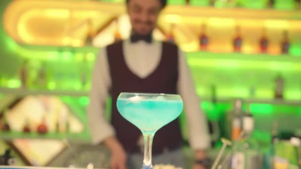 Barkeeper legte Zitrone in ein Glas mit einem Cocktail — Stockvideo