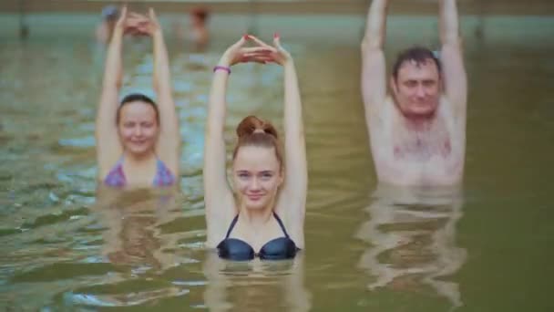 游泳池里的家人在戒毒所的一个车间里做水上有氧运动 — 图库视频影像