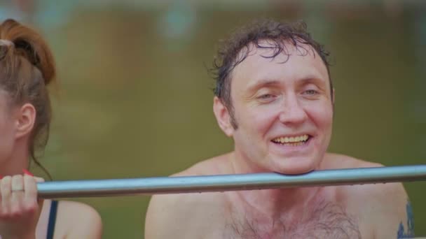 Familia con una hija divirtiéndose en la piscina, madre es feliz sonriendo a la cámara, Retrato de una hermosa madre, padre y su hija adolescente — Vídeos de Stock