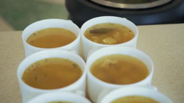 Горячий суп в белой чашке — стоковое видео