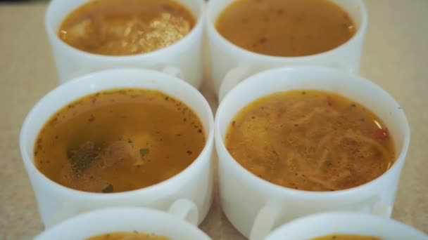 Горячий суп в белой чашке — стоковое видео