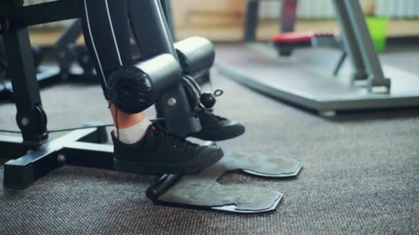 Exercices sur les jambes dans la salle de gym, machine d'exercice. Style de vie fitness — Video